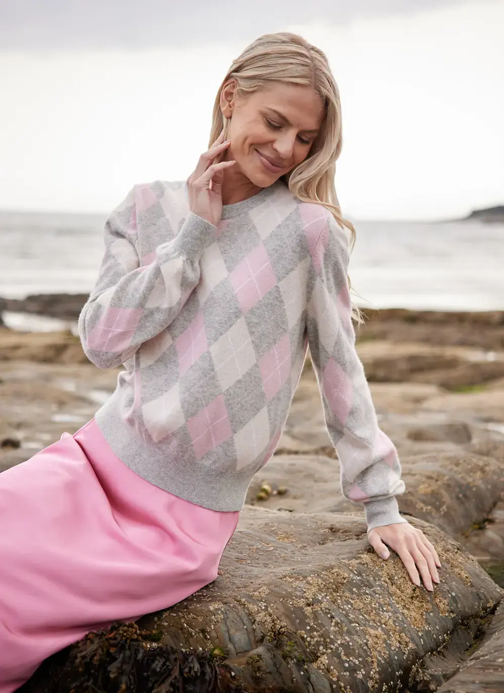 Cashmere Wool Argyle Crew Neck Sweater in GreyPink